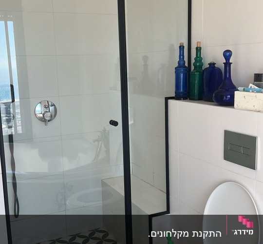 מקלחון זכוכית עם ראש מקלחת עגול